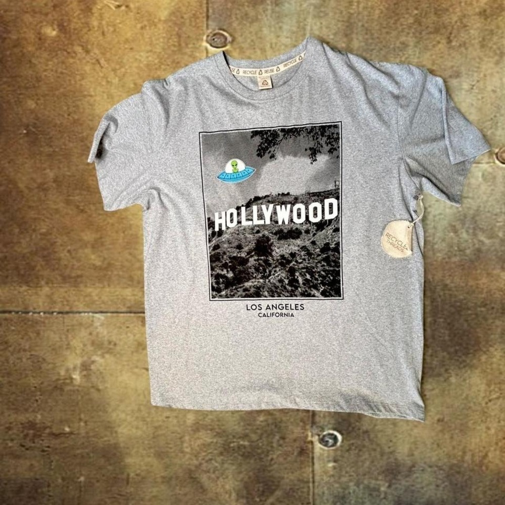 The Aliens are Here 🛸 👽 NWT Hollywood Alien UFO Graphic T-shirt